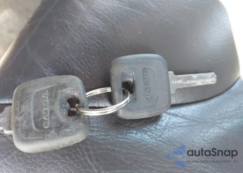 2001 Volvo V70 Xc из США, поврежденный, VIN YV1SZ58D111010111